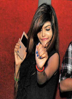 Aashi shakes her legs