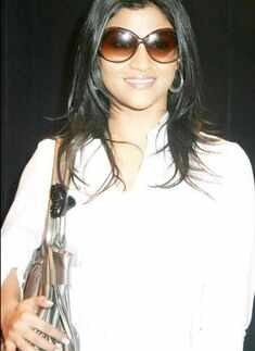 Konkona with glares
