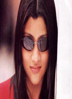 Konkona with glares