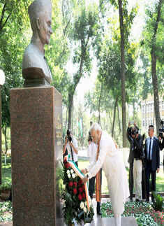 Prime Minister, Narendra Modi pays tribute