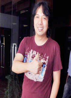 Allan gestures during a Jam Steady session