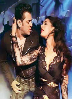Salman Khan and Nargis Fakhri in Yaar Na Miley from Kick