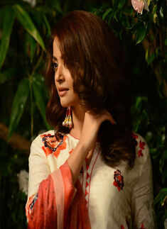 Surveen Chawla looks beautiful as she poses for Sahiba fashion shoot
