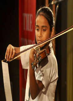 Students perform @ Crescendo