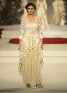 Pantaloons Femina Miss India Earth 2011, Hasleen Kaur walks the ramp