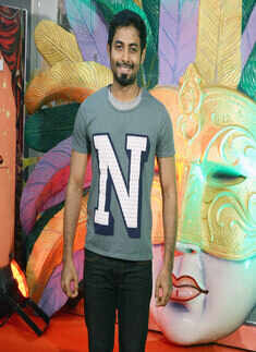 Aari during the staging of a play, Nadikavelin Raajapattai