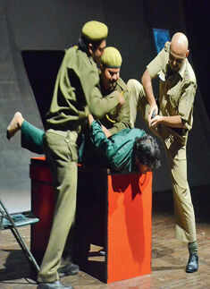 Hamari Adhuri Kahani: Play