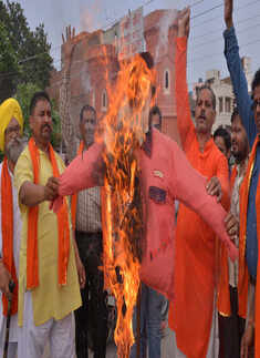 Indian Shiv Sena Samajwadi activists burn an effigy of Indian Bollywood Singer Sonu Nigam