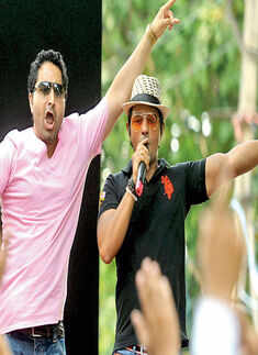 DJ Khushi and Emcee Maddy