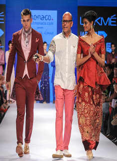 Model walk the ramp for Narendra Kumar