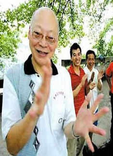 70 year-old Zhang Quan is hoping to get into the record books - by clapping his hands