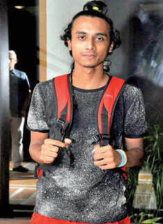 Dhee Mazumdar during the live performance