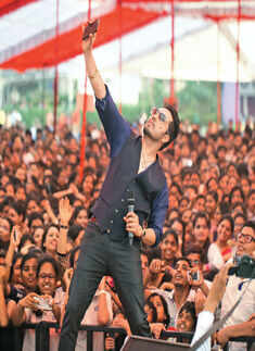 Mika perfoms @ Gurgaon college