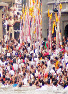 Kumbh Mela: Third shahi snaan