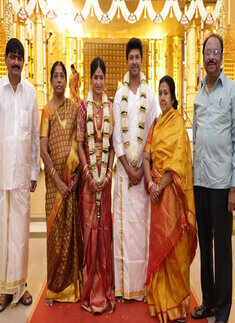 Vijayalakshmi and Feroz with family