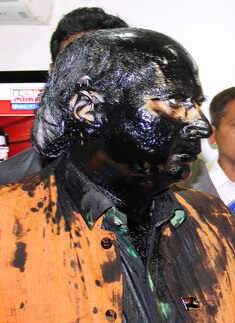 Alleged Shiv Sainiks smear ink on Kasuri book-launch organiser