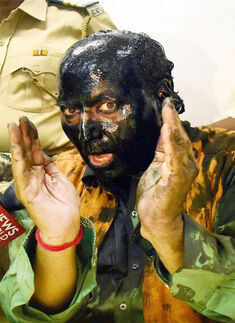 Alleged Shiv Sainiks smear ink on Kasuri book-launch organiser