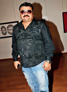 Azhar turns up for an arty affair