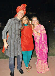 Foreign delegates groove to Rajasthani folk