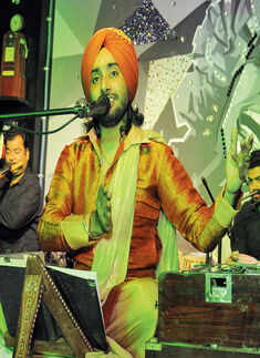 Sartaaj performs @ World Art Dining