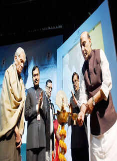 Rajnath pays tributes to Nehru