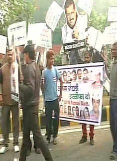 AAP protests against Arun Jaitley