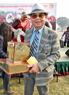 Socialites attend horse race