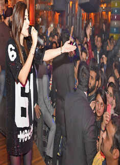 Kanika Kapoor @ Junkyard Cafe