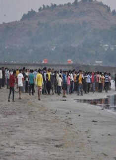 14 students on picnic drown