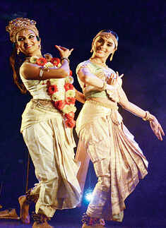 Pernia performs in the city