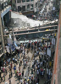 Many feared trapped as Kolkata flyover collapses