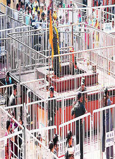 Women allowed in Shani Shignapur's inner sanctum