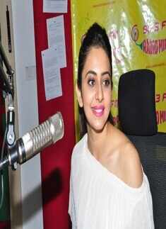 Rakul celebrates 10th anniv of Radio Mirchi