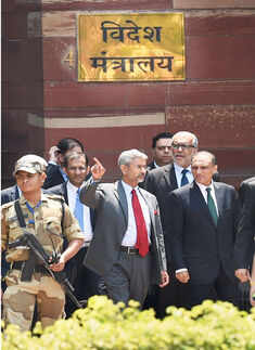 Indo-Pak diplomats meet after months-long hiatus