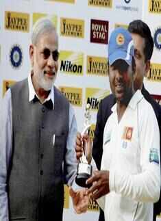 Gujarat Chief Minister Narendra Modi presents 'Man of the Match' award to Sri Lankan cricketer Mahela Jayawardene