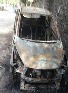 Hardik Patel&rsquo;s car torched in Surat