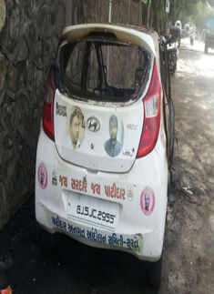 Hardik Patel&rsquo;s car torched in Surat