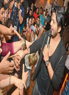 Ankit Tiwari performs @ Junkyard Caf&eacute;