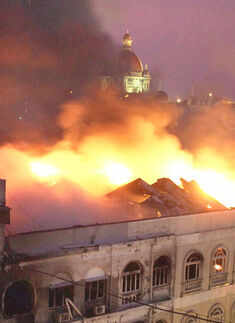 Massive fire engulfs iconic Mumbai building