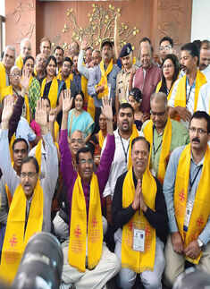 Sushma flags off Mansarovar Yatra