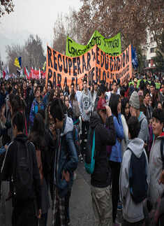 Students clash with police in Santiago