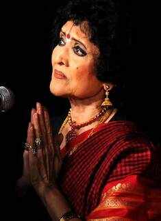 Dr. Vyjayantimala performs