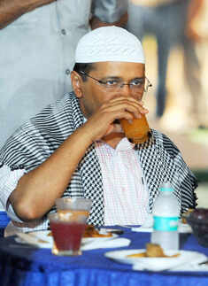 Kejriwal hosts Iftar party