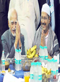 Kejriwal hosts Iftar party