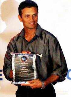 Rahul Dravid pose for photograph after receiveing the special BCCI Award for taking the highest number catches in International cricket