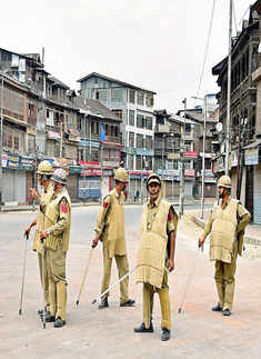 Kashmir: Protesters snatch 70 police guns