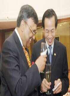 Ashok Mittal, Vi Van Thanh