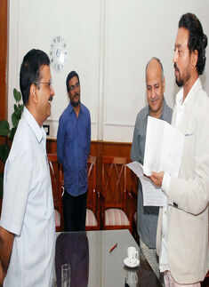 Actor Irrfan meets Arvind Kejriwal