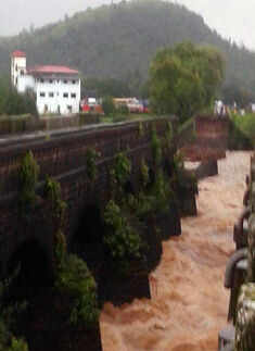 22 missing as bridge collapses in Maharashtra