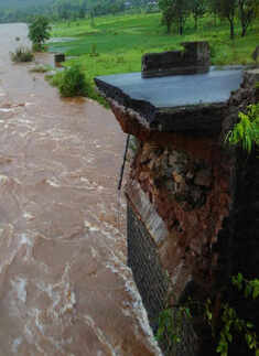 22 missing as bridge collapses in Maharashtra